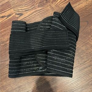 UpSpring Baby Black and White Support Band